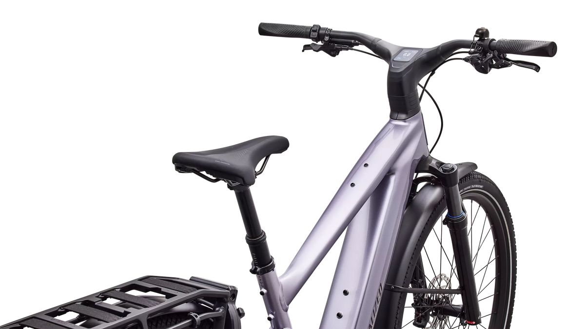 Turbo Vado 3 5.0 Gloss Amethyst Frost Metallic / Bordeaux Metallic – Cockpit aus Fahrerperspektive