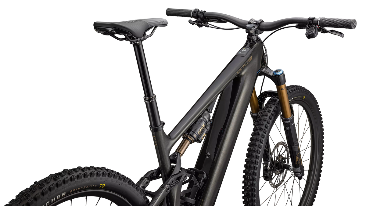 Turbo Levo 4 Pro Gloss Metallic Obsidian / Burnt Gold Metallic – Cockpit aus Fahrerperspektive