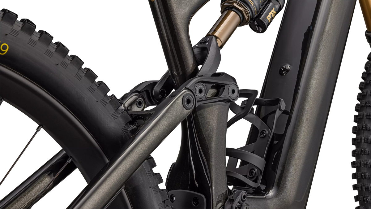 Turbo Levo 4 Pro Gloss Metallic Obsidian / Burnt Gold Metallic – Hinterbau-Detail