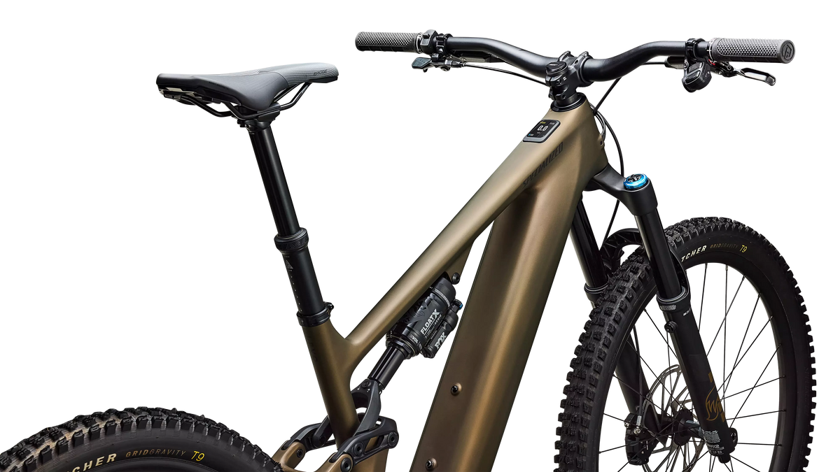 Turbo Levo 4 Expert Satin Burnt Gold Metallic / Doppio – Cockpit aus Fahrerperspektive