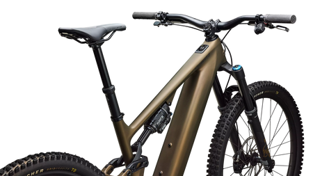 Turbo Levo 4 Expert Satin Burnt Gold Metallic / Doppio – Cockpit aus Fahrerperspektive
