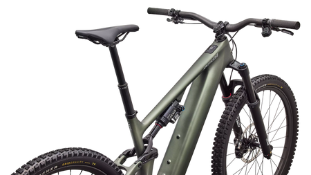 Turbo Levo 4 Pro Satin Bottle Green / Silver Dust – Cockpit aus Fahrerperspektive