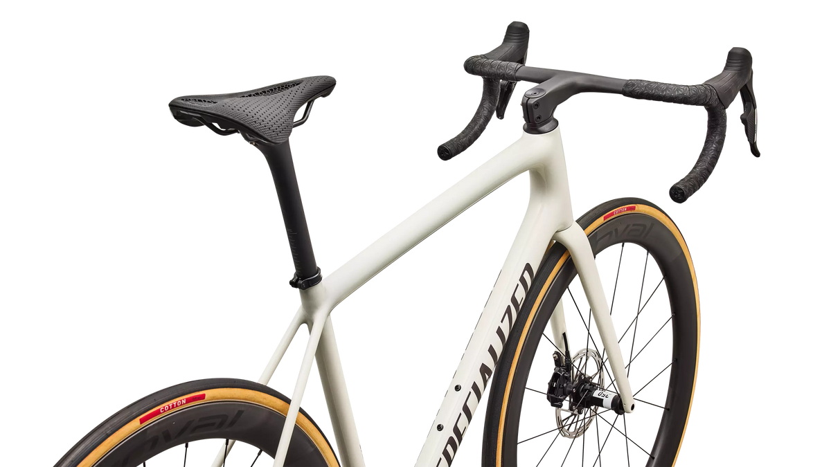 Aethos 2 Pro Birch / Stallion Metallic – Cockpit aus Fahrersicht
