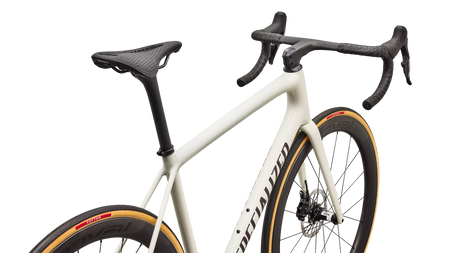 Aethos 2 Pro Birch / Stallion Metallic – Cockpit aus Fahrersicht