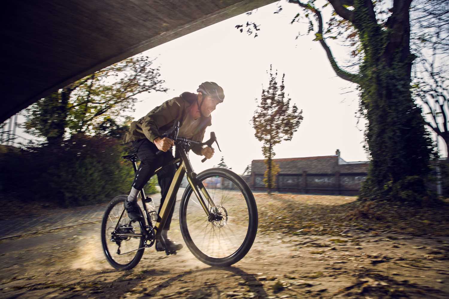 Fahrradfahrer mit einem E-Bike von Coboc fährt über eine Wiese.